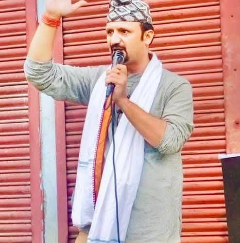 विचारविहीन रजौरिया, पुरानो मत जोगाउनै सकस ।