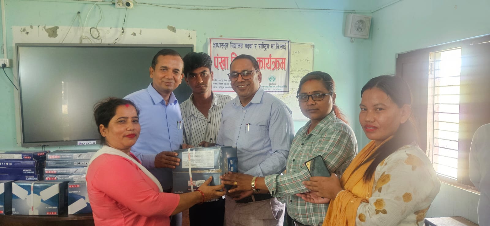 चर्को गर्मीमा विद्यार्थीलाई राहत : रहतावल सामुदायिक वनबाट विद्यालयलाई पङ्खा सहयोग